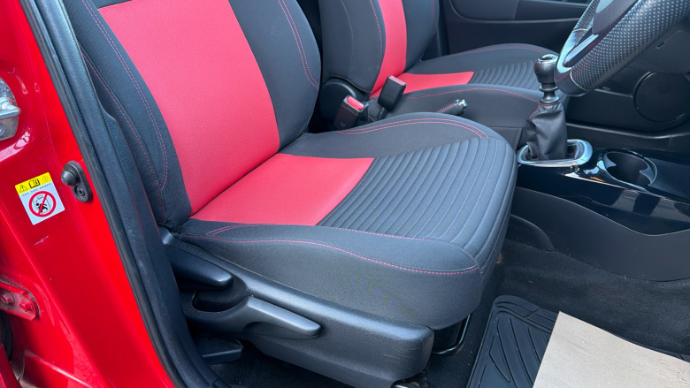 Toyota Yaris 1.33 VVT-i Sport 5dr Petrol Hatchback